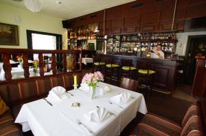 吕本施普雷布里克酒店的一间带桌子和酒吧的用餐室
