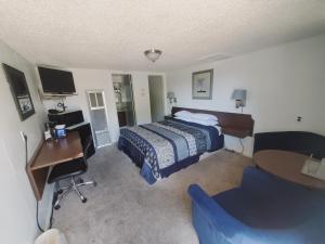 谢里登Holiday Lodge的酒店客房配有一张床、一张书桌和一张书桌。