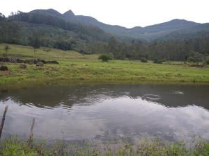 大普拉亚Pousada Vó Ciloca的山地的池塘