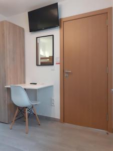 塞尔唐Hostel Sertã的一个带桌子和椅子的房间的门
