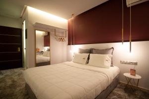 雅典X Dream Hotel-Adults Only的卧室配有带白色枕头的大床