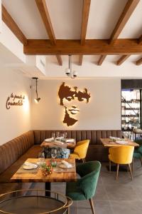 Chiloechesla posada de consuelito的餐厅设有木桌和黄色椅子