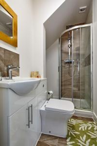 唐克斯特Coppergate Mews Apartment 4的浴室配有卫生间、盥洗盆和淋浴。