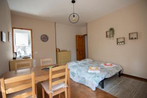 恩特拉奎Casa relax的一间卧室配有桌子、床和桌椅