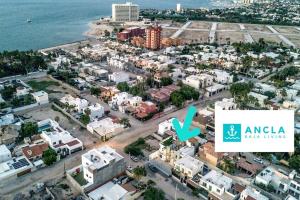 拉巴斯Ancla Baja Living Condominio nuevo con vista 4的海洋旁城市的空中景观