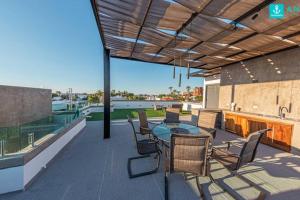 拉巴斯Ancla Baja Living Condominio nuevo con vista 4的阳台的天井配有桌椅