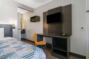 默塞德默塞德北6号汽车旅馆的酒店客房配有一张床和一张书桌及一台电视