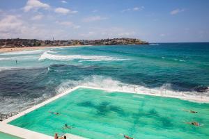 悉尼Holiday Inn & Suites Sydney Bondi Junction, an IHG Hotel的海滩上的游泳池