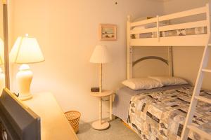 大洋城Tides Edge的一间卧室配有双层床和电视。