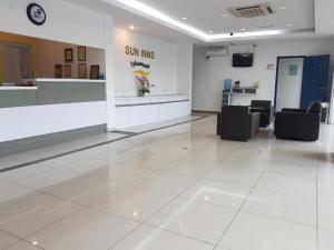 马六甲Sun Inns Hotel Kota Laksamana Melaka的墙上有阳光亲吻标志的等候室