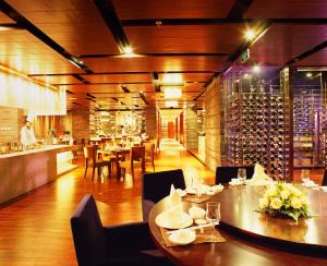 北京北京新世纪饭店的一间带桌椅的餐厅和一个酒窖