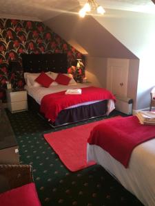 拉格斯布鲁姆旅馆的酒店客房,配有两张带红色床单的床