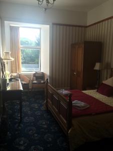 拉格斯布鲁姆旅馆的酒店客房设有床和窗户。