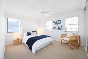悉尼Harbour view huge 2 bedroom entire residence.的一间卧室配有一张床、一把椅子和窗户。