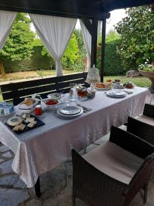 巴罗洛Suite Villa Aurelj的一张桌子,上面放着食物盘