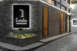 雅典11 Enteka Acropolis Suites的建筑的侧面有标志