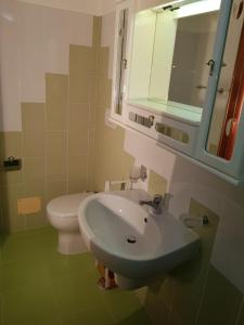 圣欧费米亚拉默齐亚Modern Apt REVENTINO - Le Lincelle, Lamezia的一间带水槽、卫生间和镜子的浴室