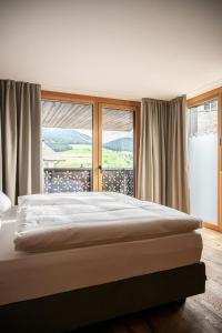 马兰扎Mountain Lodge Margit的一间卧室设有一张床和一个大窗户
