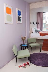 鹿特丹Hotel Unplugged的卧室配有一张床和一张桌子及椅子