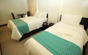 长滩岛长滩岛东方海滩酒店的一间酒店客房,房间内设有两张床