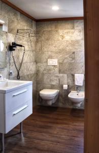 马洛斯科帕诺拉马疗养度假酒店的一间带卫生间和水槽的浴室