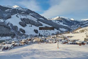 萨尔巴赫Chalet Wallehen的山上有标志的滑雪胜地