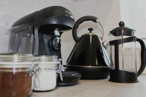 迪德科特Didcot- Private Flat with Garden & Parking 03的咖啡壶和柜台上的茶壶