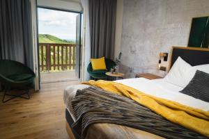 绍萨尔地区基策克111 Weinkitz的酒店客房设有一张床和一个阳台。
