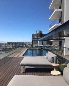 开普敦16 on Bree luxury studio apartment with city mountain views的建筑物屋顶上的游泳池
