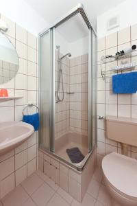 贝塞尔Hotel-Pension Störtebeker的带淋浴、卫生间和盥洗盆的浴室