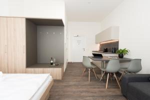 格拉茨TT-ROOMS - kontaktlos mit Self Check-in的卧室配有一张床和一张桌子及椅子
