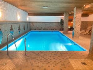 纽伦堡纽伦堡城堡酒店的瓷砖地板间的大型游泳池