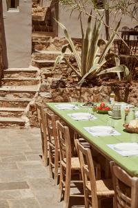 利瓦迪奥Nature Eco Living Serifos的一张长桌子、椅子和绿桌布