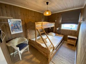 RaulandEndely - ski inn / ut的一间卧室配有双层床和椅子