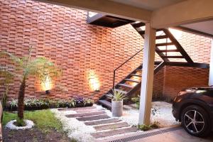 罗萨里奥Luminosos y modernos departamentos en Rosario的院子中带楼梯的砖墙