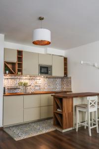 布达佩斯Baleo50 Apartment的厨房配有桌子和微波炉