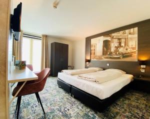 法尔肯堡格林莱恩酒店的酒店客房配有两张床、一张书桌和一张书桌。