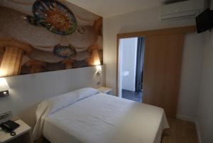 巴塞罗那途经酒店的卧室配有白色的床和窗户。
