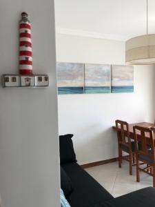 普拉亚达巴拉My Little Beach House的客厅的墙壁上设有红白色灯塔