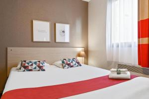 南特Appart'City Classic Nantes Viarme的卧室配有一张带两个枕头的大白色床