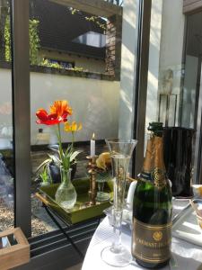 Marmagen艺术爱好者之家住宿加早餐旅馆的一瓶香槟和一张桌子上的一杯