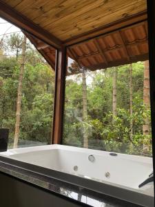 蒙特韦尔迪MD Luar da Montanha的窗户客房内的浴缸