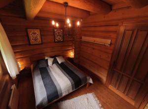 布达佩斯Vendégház a hegyen的小木屋内的卧室,配有一张床