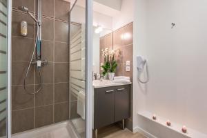 瓦讷瓦纳舒适城市公寓酒店的带淋浴和盥洗盆的浴室