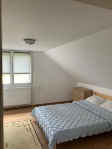BorzontBükkfői vendégház的一间白色卧室,配有床和2个窗户
