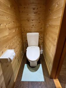 白马村Hinoki Cabin Hakuba 1 - Vacation STAY 76723v的一间带卫生间和水槽的小浴室