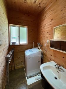 白马村Hinoki Cabin Hakuba 1 - Vacation STAY 76723v的一间带洗衣机和水槽的浴室