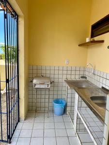 卢塞纳Condomínio Portal do Paraíso的一个带水槽和柜台的厨房