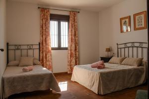 查兹拉德拉谢拉Mirador del Sotillo的一间卧室设有两张床和窗户。