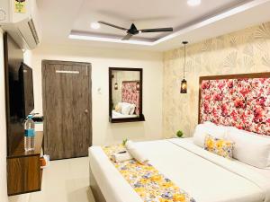 Hotel oak by signature airport zone hyderabad客房内的一张或多张床位